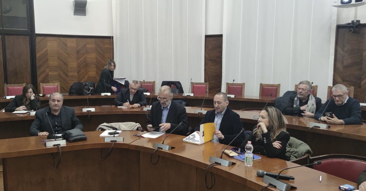 Copertina di: Chimica, trasformazione Eni Versalis Brindisi: tavolo tecnico al ministero delle Imprese